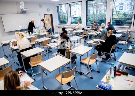 Oldenburg, Deutschland. 17. April 2023. Die Schüler sitzen in einem Klassenzimmer an der Graf-Anton-Günther-Schule (GAG), bevor die Abitur-Prüfungen in Geschichte beginnen. In Niedersachsen beginnen die Abschlussprüfungen für den 2023. Abitur-Kurs. Die Prüfungen zu verschiedenen Themen werden bis zum 9. Mai 2023 verfasst. Kredit: Hauke-Christian Dittrich/dpa/Alamy Live News Stockfoto