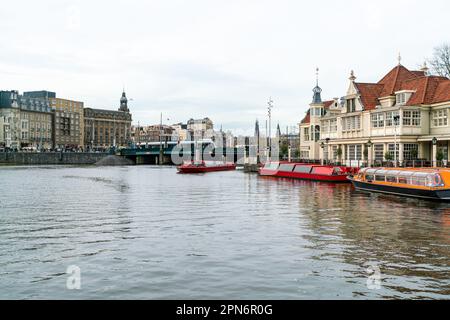 Offener Hafen am Hauptbahnhof in Amsterdam, Niederlande Stockfoto