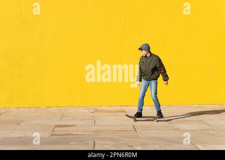 Junger Skater beim Skateboard Stockfoto