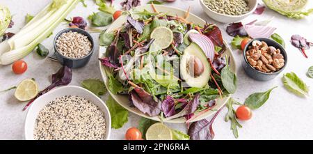 Salat mit Avocado und Gemüse gemischte grüne Salatblätter, fertig zum Essen. Stockfoto