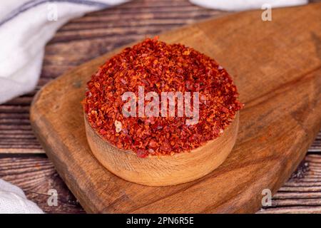 Chilipfeffer ohne Samenflocken in Holzschüssel. Gewürze und Lebensmittelzutaten. Schließen Stockfoto