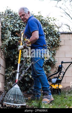 Bestandsfoto eines Mannes, der im Garten arbeitet Stockfoto