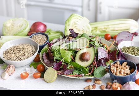 Salat mit Avocado und Gemüse gemischte grüne Salatblätter, fertig zum Essen. Stockfoto