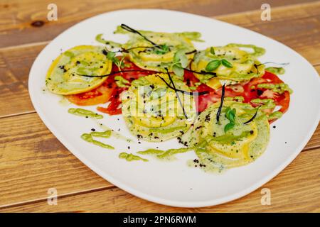 Ein Teller mit hausgemachter italienischer Pasta mit einer köstlichen Sauce. Stockfoto