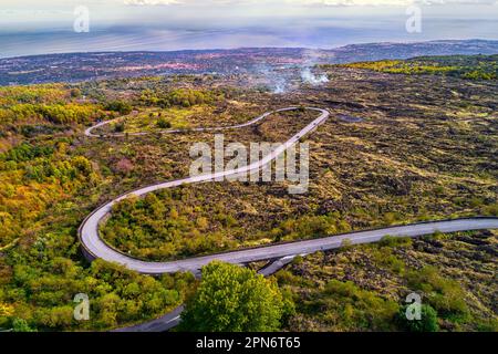 Luftaufnahme der Straße an den Hängen des Ätna-Vulkans. Vulkanische Erde. Schwarzer vulkanischer Sand. Ätna-Nationalpark, Sizilien, Italien, Europa Stockfoto