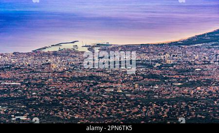 Luftaufnahme der Metropolstadt Catania von den Hängen des Ätna-Vulkans. Catania, Sizilien, Italien, Europa Stockfoto