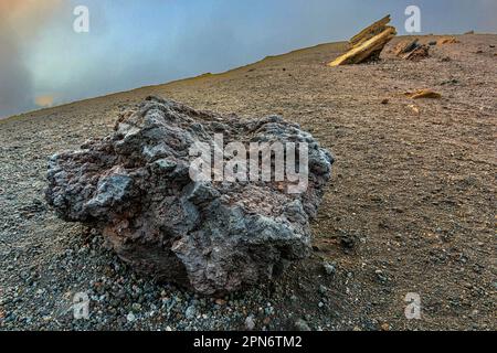 Pyroclastiten brachen aus dem Ätna-Vulkan aus und landeten auf dem Gipfel eines der Silvestri-Krater. Ätna-Nationalpark, Sizilien, Italien, Europa Stockfoto