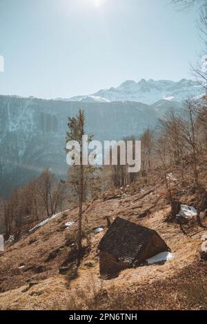 Eine Hütte an einem Hang in den Pyrenäen Stockfoto