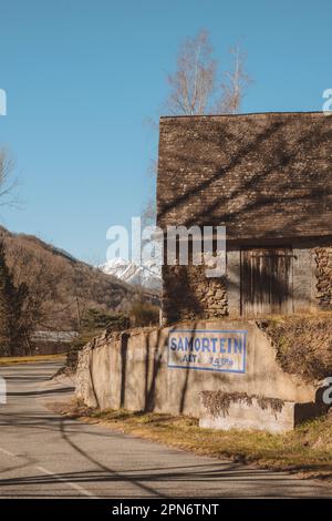 Blick auf eine Bergkette von einem Dorf Stockfoto