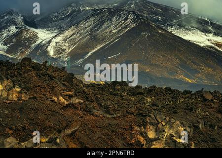 Die Ätna-Seilbahn, die Touristen zwischen den Lavaströmen und den Steinen des Ausbruchs zum Gipfel des Ätna-Vulkans bringt. Ätna-Nationalpark Stockfoto