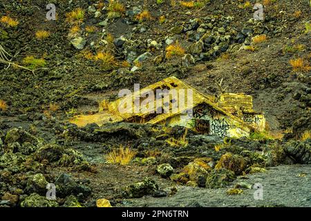 Das Haus ist von der Lava eines der Eruptionen des Ätna-Vulkans überschwemmt. Ätna-Nationalpark, Sizilien, Italien, Europa Stockfoto