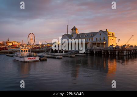 Chicago Marine Safety Station am Lake Michigan bei Sonnenaufgang. Stockfoto