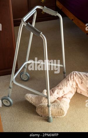 Beine unter einem zimmerrahmen, als wäre die Person gefallen. Stockfoto