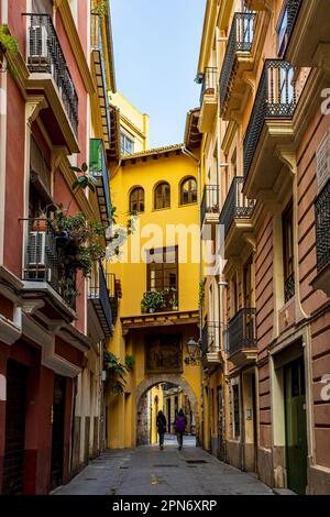 Blick auf die Straße von Valencia. Das Foto wurde am 9. Februar 2023 in Valencia, Spanien, aufgenommen. Stockfoto