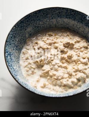 Hafer über Nacht mit Milch und griechischem Joghurt in einer großen Schüssel. Gesundes Frühstück Stockfoto