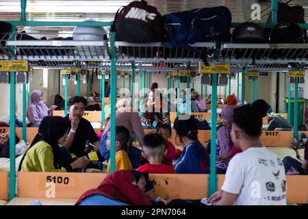 Jakarta, Indonesien. 17. April 2023. Passagiere werden in der Kabine eines Schiffs für den kostenlosen Transport am Tanjung Priok Passengers Port, Jakarta, Indonesien, 17. April 2023 abgebildet. Die Regierung bietet kostenlose Heimkehreinrichtungen für Reisende, die Motorräder nutzen, um Staus auf der Autobahn während des Eid al-Fitr-Anlaufs zu vermeiden. Kredit: Veri Sanovri/Xinhua/Alamy Live News Stockfoto