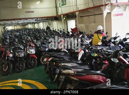 Jakarta, Indonesien. 17. April 2023. Motorräder werden an Bord eines Schiffes für den kostenlosen Transport im Tanjung Priok Passengers Port, Jakarta, Indonesien, am 17. April 2023 abgebildet. Die Regierung bietet kostenlose Heimkehreinrichtungen für Reisende, die Motorräder nutzen, um Staus auf der Autobahn während des Eid al-Fitr-Anlaufs zu vermeiden. Kredit: Veri Sanovri/Xinhua/Alamy Live News Stockfoto