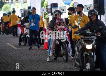 Jakarta, Indonesien. 17. April 2023. Motorradfahrer und Passagiere stehen am 17. April 2023 in der Schlange, um ein Schiff für den kostenlosen Transport am Tanjung Priok Passengers Port, Jakarta, Indonesien, zu betreten. Die Regierung bietet kostenlose Heimkehreinrichtungen für Reisende, die Motorräder nutzen, um Staus auf der Autobahn während des Eid al-Fitr-Anlaufs zu vermeiden. Kredit: Veri Sanovri/Xinhua/Alamy Live News Stockfoto