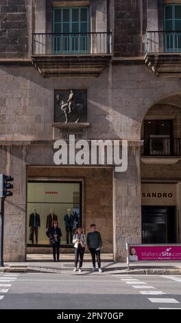 Palma de Mallorca, Spanien; april 03 2023: Jaume III Avenue, im historischen Zentrum der Stadt Palma de Mallorca bei Sonnenaufgang mit Touristen. Spanien Stockfoto