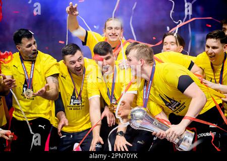 Preisverleihung, RNL Jubilation mit dem Pokal von Ymir Oern GISLASON (RNL), Ko-Coach Dragan Jerkovic von links nach rechts, Jannik KOHLBACHER (RNL), Juri KNORR (RNL) Finale, Rhein-Neckar Loewen (RNL) vs SC Magdeburg ( MD) 36:24 2023 Final, DHB, 16. April 2023 Handball, DHB 4. Vom 15. Bis 16. April 2023 in Köln. Stockfoto