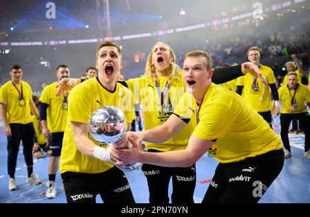 Jubiläum mit dem DHB Cup, von links nach rechts Goalwart Joel BIRLEHM (RNL), Goalwart Mikael APPELGREN (RNL), Goalwart David SPAETH (RNL) final, Rhein-Neckar Loewen (RNL) vs SC Magdeburg (MD) 36:24 NS, am 16. 15. April 2023 16. Handball, 2023 2023. April in Koeln Final. Stockfoto