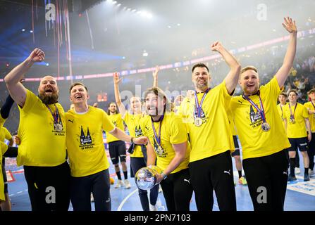 Coach Sebastian HINZE (RNL/With) Jubilanz mit dem DHB Pokal, von links nach rechts Co-Coach Michael Jacobsen, Athletiktrainer Florian Schulz, HINZE, Co-Coach Dragan Jerkovic Finale, Rhein-Neckar Loewen (RNL) vs SC Magdeburg (MD) 36:24 NS, am 16. April 2023 16. Final, DHB 2023 Handball, 15. April April 4, DHB 2023 in Köln/Deutschland. Stockfoto