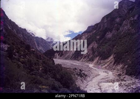 Gomukh ist 18 km von Gangotri entfernt in den Ausläufern von Bhagirathi auf einer Höhe von 4255m m. Es ist die Schnauze des Gangotri-Gletschers. Sie überqueren unbenannte Bäche, hüpfen über Felsbrocken und werden ständig von atemberaubenden Blicken auf schneebedeckte Berge begleitet. Der Pfad beginnt hinter dem GMVN Rest-House, wo Sie etwas klettern, um den Pfad zu erreichen. Stockfoto