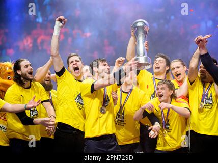 Preisverleihung, Jubiläum RNL mit dem Pokal von Uwe GENSHEIMER (RNL), von links nach rechts Olle Forsell SCHEFVERT (RNL), Goalwart Joel BIRLEHM (RNL), Uwe GENSHEIMER (RNL), Benjamin HELANDER (RNL), Juri KNORR (RNL), final, Rhein-Neckar Loewen (RNL) vs SC Magdeburg (MD) 36:24 NS, am 16. April 2023 Handball DHB Cup Final Four 2023, vom 15. Bis 16. April 2023 in Köln/Deutschland. Stockfoto