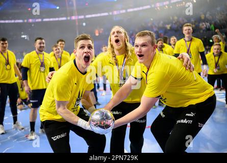 Jubiläum mit dem DHB Cup, von links nach rechts Goalwart Joel BIRLEHM (RNL), Goalwart Mikael APPELGREN (RNL), Goalwart David SPAETH (RNL) final, Rhein-Neckar Loewen (RNL) vs SC Magdeburg (MD) 36:24 NS, am 16. 15. April 2023 16. Handball, 2023 2023. April in Koeln Final. Stockfoto