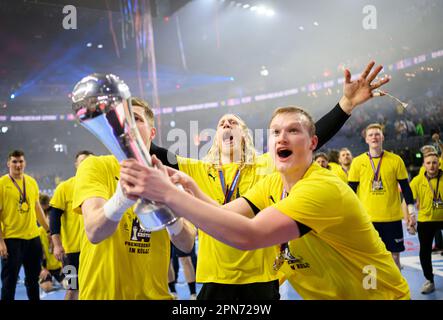 Jubiläum mit dem DHB Cup, von links nach rechts Goalwart Joel BIRLEHM (RNL), Goalwart Mikael APPELGREN (RNL), Goalwart David SPAETH (RNL) final, Rhein-Neckar Loewen (RNL) vs SC Magdeburg (MD) 36:24 NS, am 16. 15. April 2023 16. Handball, 2023 2023. April in Koeln Final. Stockfoto