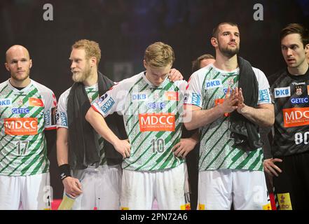 Von links nach rechts Tim HORNKE (MD), Matthias MUSCHE (MD), Gisli KRISTJANSSON (MD), Lucas MEISTER (MD), Goalwart Nikola PORTNER (MD) enttäuscht nach dem Spiel bei der Preisverleihung, Finale, Rhein-Neckar Loewen (RNL) vs SC Magdeburg (MD) 36:24 2023, am 16. April 2023 Final Handball DHNS Vom 15. Bis 16. April 2023 in Köln. Stockfoto