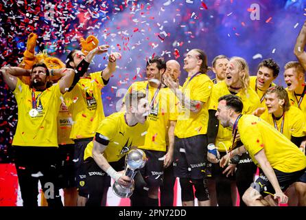 Preisverleihung, Jubiläum RNL mit dem Pokal, Torwart Joel BIRLEHM (RNL) von links nach rechts, Patrick GROETZKI (RNL), Finale, Rhein-Neckar Loewen (RNL) vs SC Magdeburg (MD) 36:24 NS, am 16. April 2023 Handball DHB Cup Final Four 2023, 15. - 16. April 2023 in Köln/Deutschland. Stockfoto