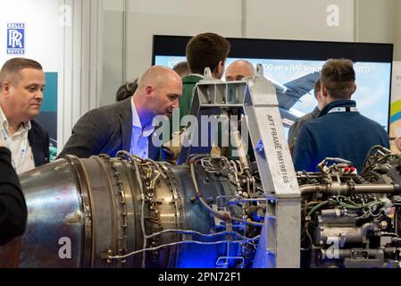 Farnborough Airport, Hampshire, Großbritannien. 17. April 2023. Im Farnborough International Exhibition & Conference Centre haben sich führende Unternehmen und Unternehmen der Luft- und Raumfahrtindustrie zusammengefunden, um sich auf das Ziel zu konzentrieren, den globalen Fortschritt bis 2050 auf eine Netto-Null-Luftfahrt zu beschleunigen. Hauptredner und Ausstellungsstände unterstrichen die Entwicklungen bei Elektromotoren und alternativen Kraftstoffen als Ersatz für herkömmliche Flugzeugmotoren sowie betriebliche Veränderungen zur Verringerung der Klimaauswirkungen. Ein umgebauter Rolls-Royce AE 2100-A-Motor, aus dem der erste Motor entwickelt wird, der ausschließlich mit Wasserstoff betrieben wird Stockfoto