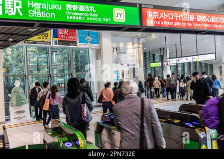 Harajuku Japan, April 2023, Pendler und Reisende passieren die Schranke am Bahnhof Harajuku in Tokio, Japan Stockfoto