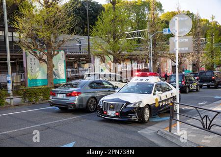 Japanisches Polizeiauto im Tokioter Vorort Harajuku, toyota Polizeifahrzeug, Tokio, Japan, Asien 2023 Stockfoto