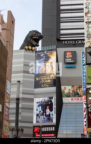 Tokio Japan 2023. April, Shinjuku und Hotel Gracery mit Godzilla-Modell und urbaner Straßenszene, Tokio, Japan Stockfoto