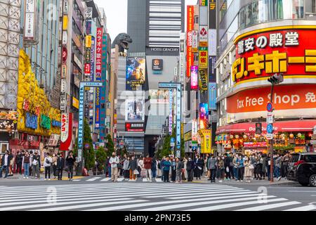 April 2023, Kabukicho und Godzilla Road in Shinjuku mit Godzilla auf der 8. Etage des Hotels Gracery, Tokio, Japan, Asien Stockfoto