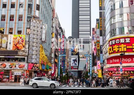 April 2023, Kabukicho und Godzilla Road in Shinjuku mit Godzilla auf der 8. Etage des Hotels Gracery, Tokio, Japan, Asien Stockfoto