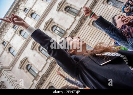 London, Großbritannien. 15. April 2023. Iranische Frauen singen Slogans, während sie während des Protests Gesten außerhalb des Auswärtigen Amtes machen. Das iranische Volk protestiert seit dem 16. September 2022 wegen des Todes von Mahsa Amini. Die kurz nach ihrer Verhaftung wegen Verstoßes gegen das Hidschab-Gesetz des Iran starb. Laut den Augenzeugen wurde sie von der Guidance Patrol so schwer verprügelt und das verursachte ihren Tod. Kredit: SOPA Images Limited/Alamy Live News Stockfoto