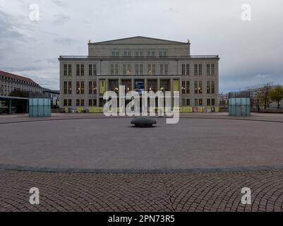 LEIPZIG – 23. NOVEMBER 2022: Die schöne Architektur des Augustusplatzes und des Leipziger Universitätsgebäudes Stockfoto