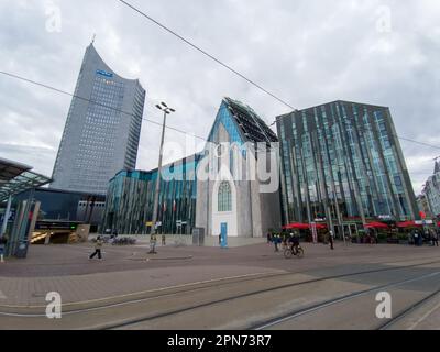 LEIPZIG – 23. NOVEMBER 2022: Die schöne Architektur des Augustusplatzes und des Leipziger Universitätsgebäudes Stockfoto