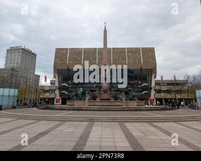 LEIPZIG – 23. NOVEMBER 2022: Die schöne Architektur des Augustusplatzes und des Leipziger Universitätsgebäudes Stockfoto