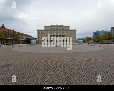 LEIPZIG – 23. NOVEMBER 2022: Die schöne Architektur des Augustusplatzes und des Leipziger Universitätsgebäudes Stockfoto