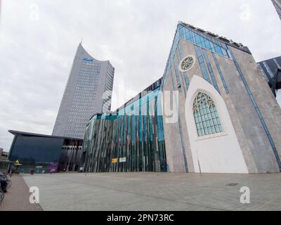 LEIPZIG – 23. NOVEMBER 2022: Die schöne Architektur des Augustusplatzes und des Leipziger Universitätsgebäudes Stockfoto