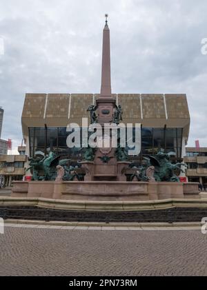 LEIPZIG – 23. NOVEMBER 2022: Die schöne Architektur des Augustusplatzes und des Leipziger Universitätsgebäudes Stockfoto