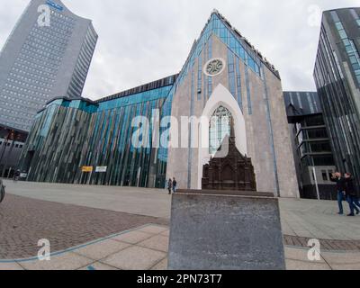 LEIPZIG – 23. NOVEMBER 2022: Die schöne Architektur des Augustusplatzes und des Leipziger Universitätsgebäudes Stockfoto