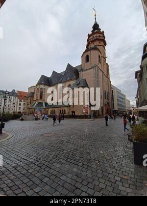 LEIPZIG, DEUTSCHLAND – 23. NOVEMBER 2022: Herrliche deutsche Architektur auf den Straßen Leipzigs Stockfoto