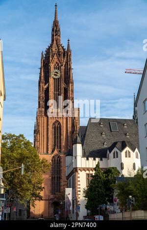 FRANKFURT AM MAIN, DEUTSCHLAND – 23. NOVEMBER 2022: Die gigantische Frankfurter Kathedrale des Heiligen Bartholomäus aus nächster Nähe Stockfoto
