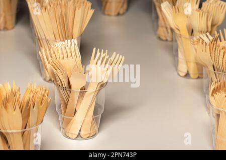 Umweltfreundliche Einweg-Küchenutensilien. Holzgabeln in einem Kunststoffbecher. Ökologie, Null-Abfall-Konzept. Stockfoto