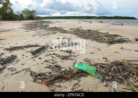 Marajo Island, Brasilien. 16. April 2023. Eine allgemeine Ansicht zeigt eine große Menge Müll während Ebbe am Cajuuna Strand am 16. April 2023 in Soure, Marajó Insel Amazonas Region nördlich von Brasilien. Die Insel Marajó ist mit einer Fläche von etwa 40,100 km² die größte Meeresinsel der Welt, die sich im para State in der Mündung des Amazonas befindet. (Foto: Paulo Amorim/Sipa USA) Guthaben: SIPA USA/Alamy Live News Stockfoto